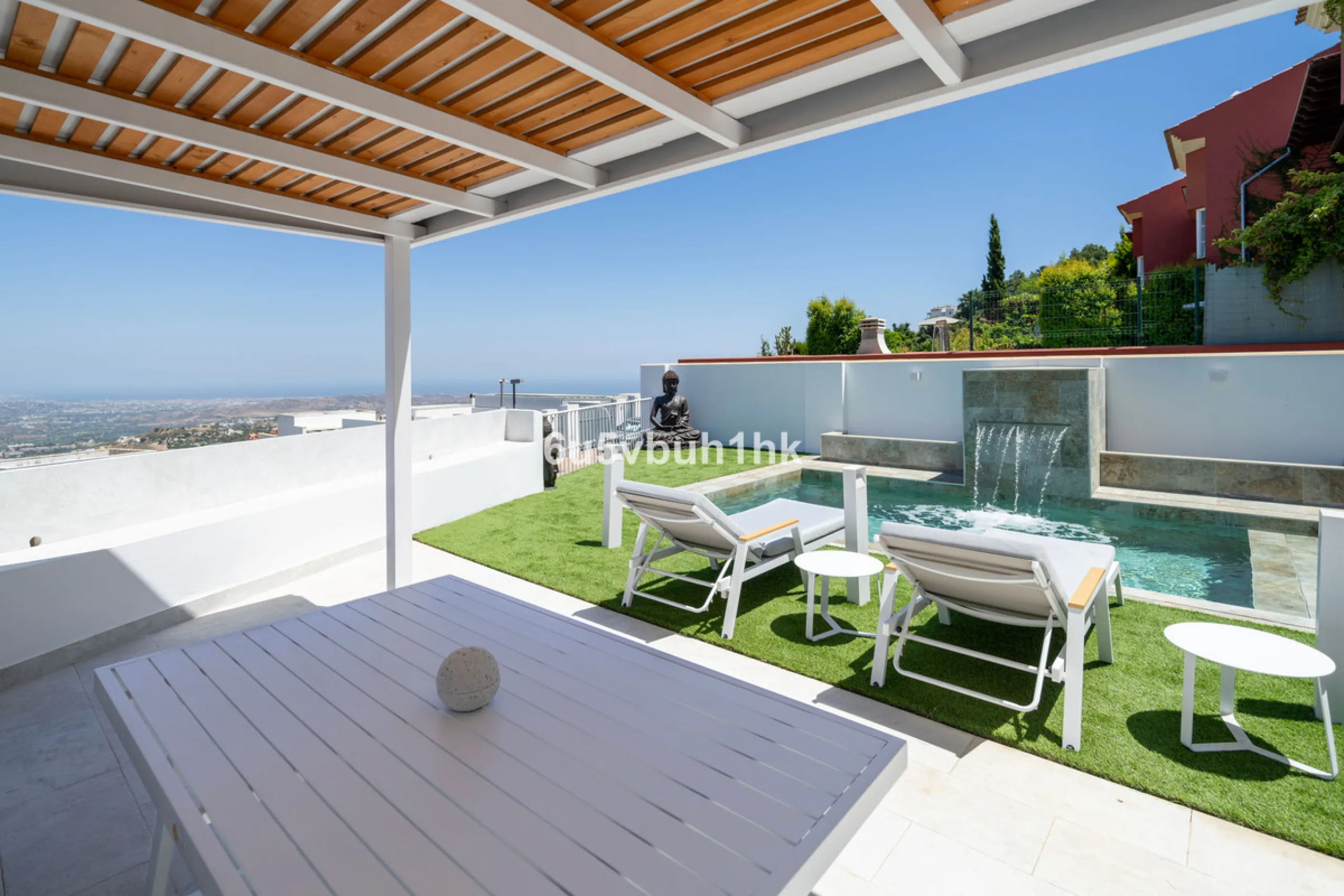 House - Townhouse в продаже в Marbella, Málaga. В доме 4 спален и 2 ванных комнат. Площадь дома 323 м². Площадь участка 282 м²