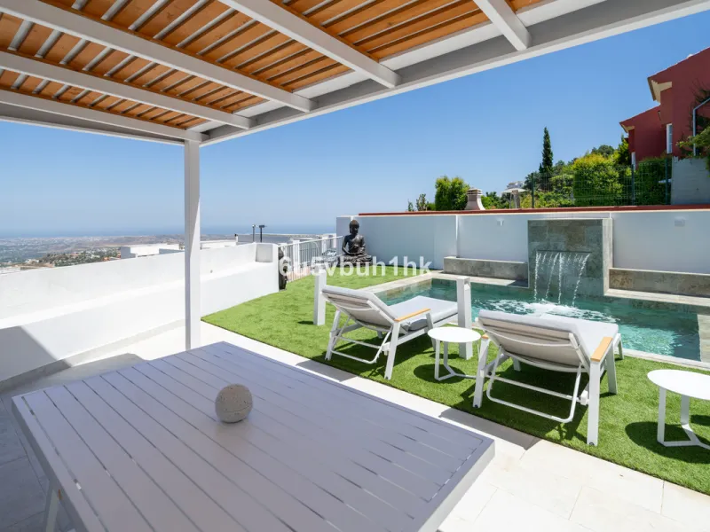House - Townhouse в продаже в Marbella, Málaga. В доме 4 спален и 2 ванных комнат. Площадь дома 323 м². Площадь участка 282 м²