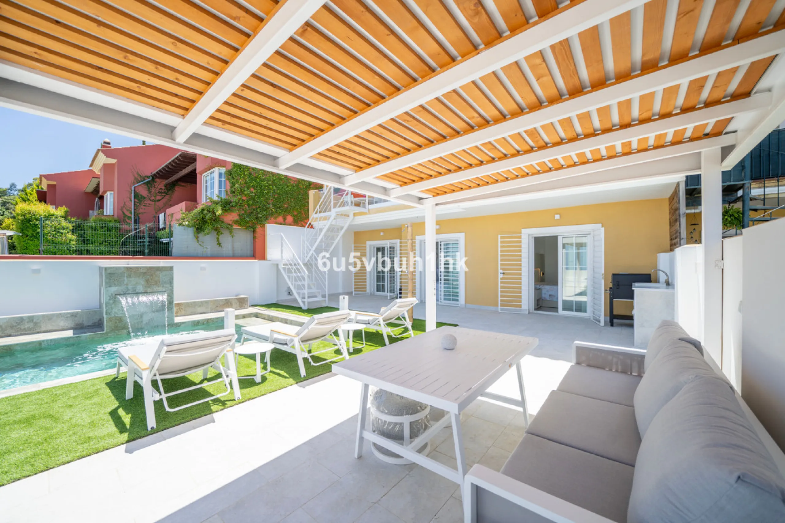 House - Townhouse в продаже в Marbella, Málaga. В доме 4 спален и 2 ванных комнат. Площадь дома 323 м². Площадь участка 282 м²