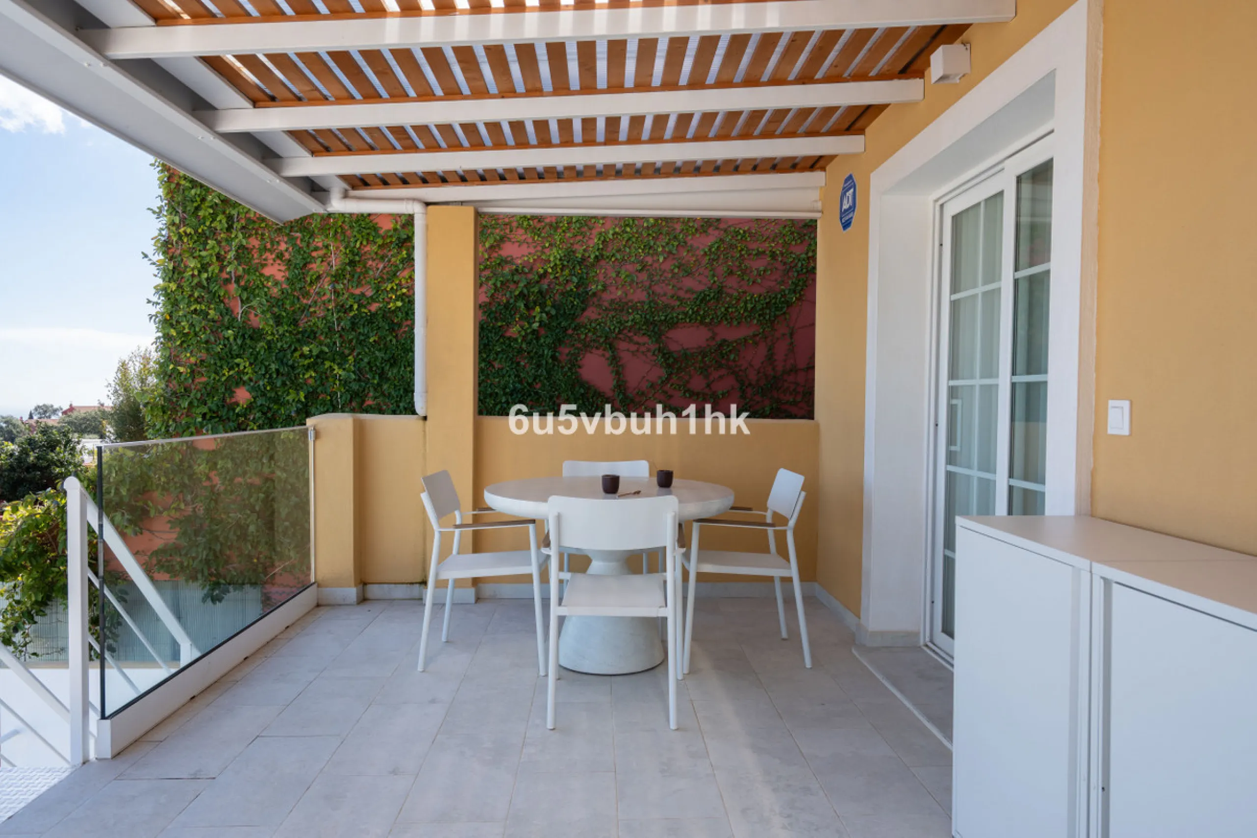 House - Townhouse в продаже в Marbella, Málaga. В доме 4 спален и 2 ванных комнат. Площадь дома 323 м². Площадь участка 282 м²