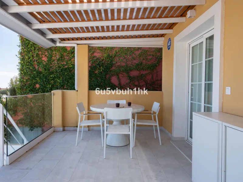 House - Townhouse в продаже в Marbella, Málaga. В доме 4 спален и 2 ванных комнат. Площадь дома 323 м². Площадь участка 282 м²