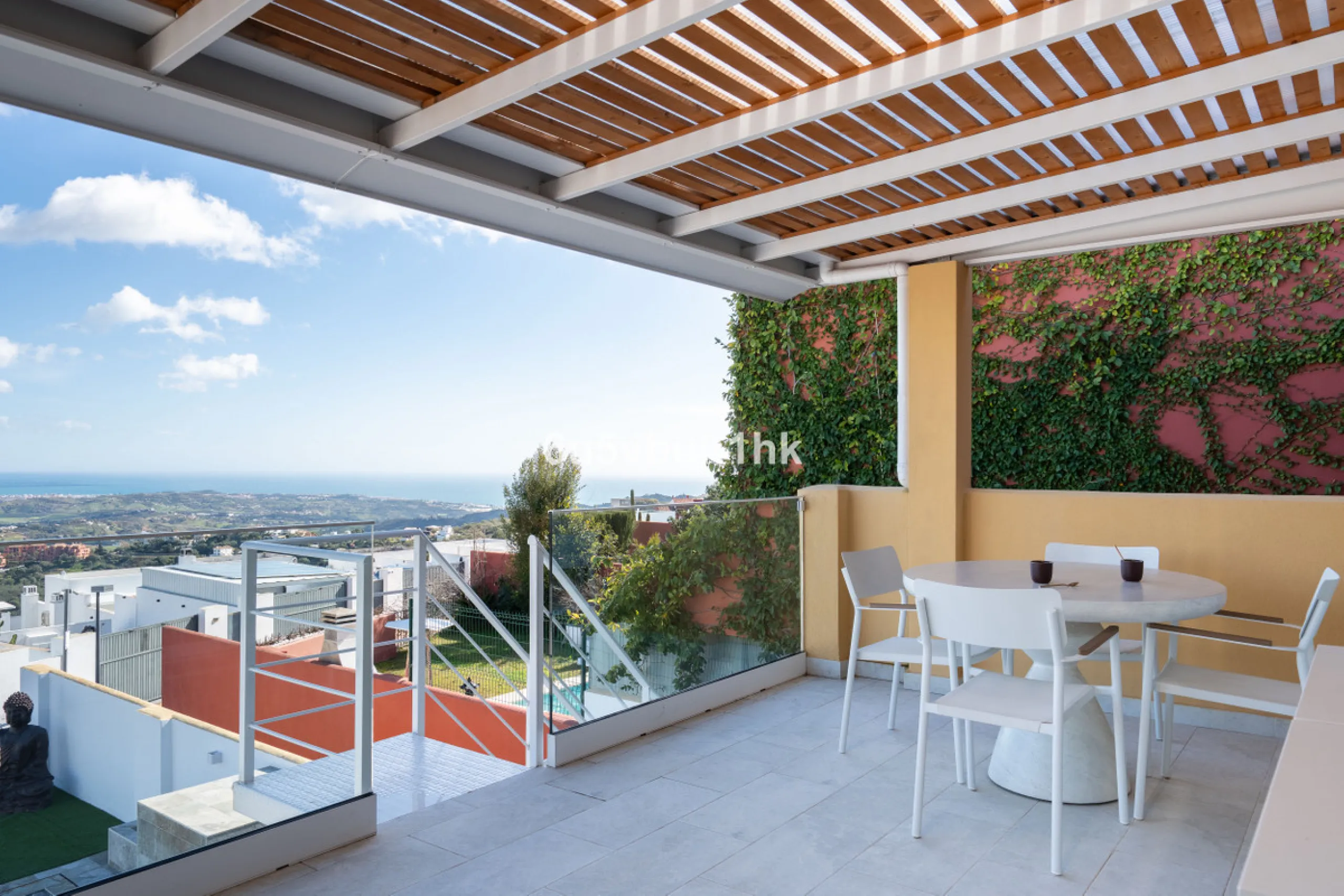House - Townhouse в продаже в Marbella, Málaga. В доме 4 спален и 2 ванных комнат. Площадь дома 323 м². Площадь участка 282 м²