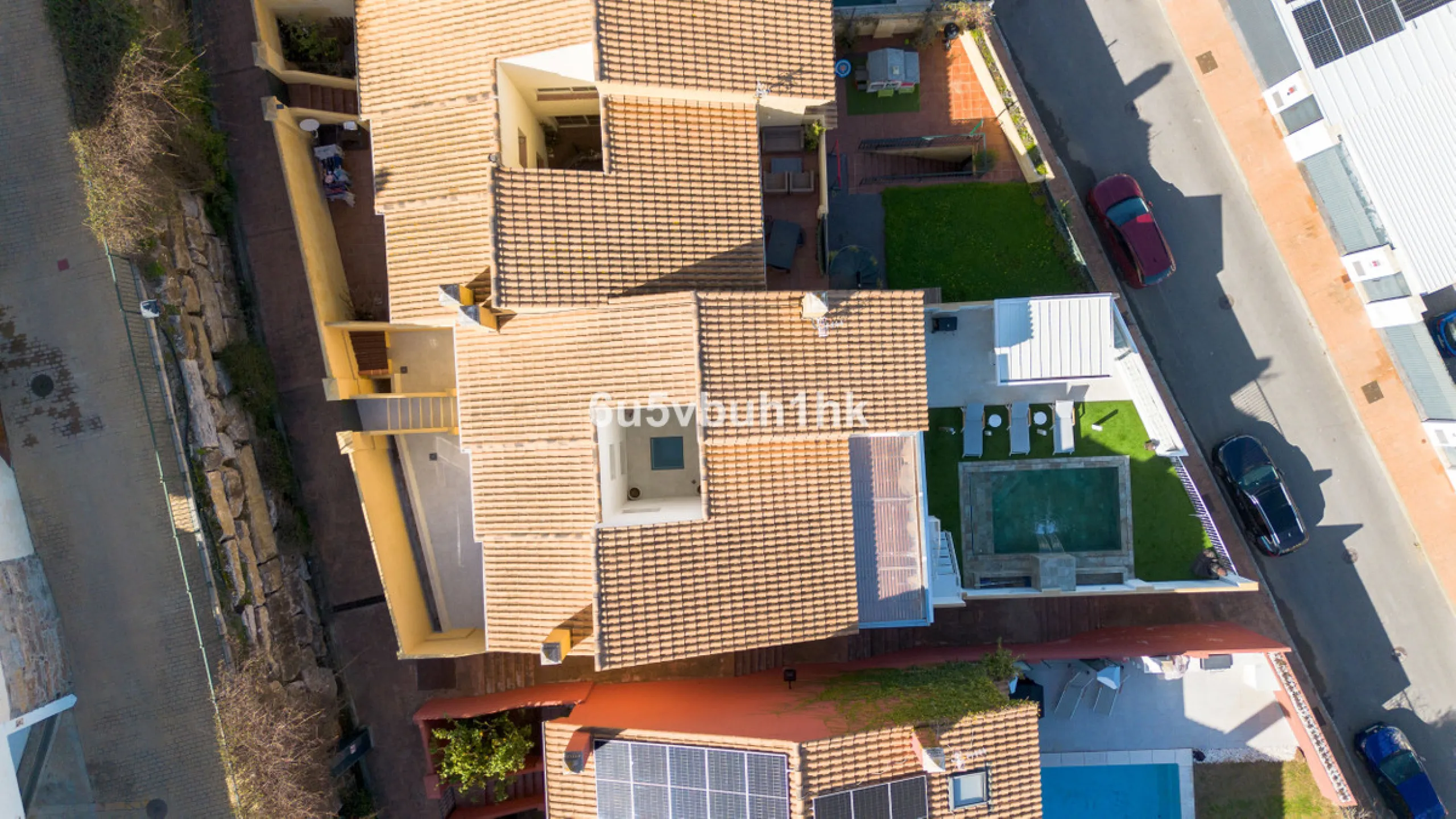 House - Townhouse в продаже в Marbella, Málaga. В доме 4 спален и 2 ванных комнат. Площадь дома 323 м². Площадь участка 282 м²
