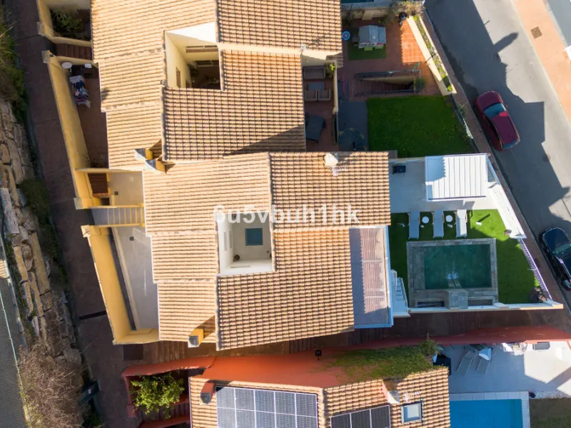 House - Townhouse в продаже в Marbella, Málaga. В доме 4 спален и 2 ванных комнат. Площадь дома 323 м². Площадь участка 282 м²