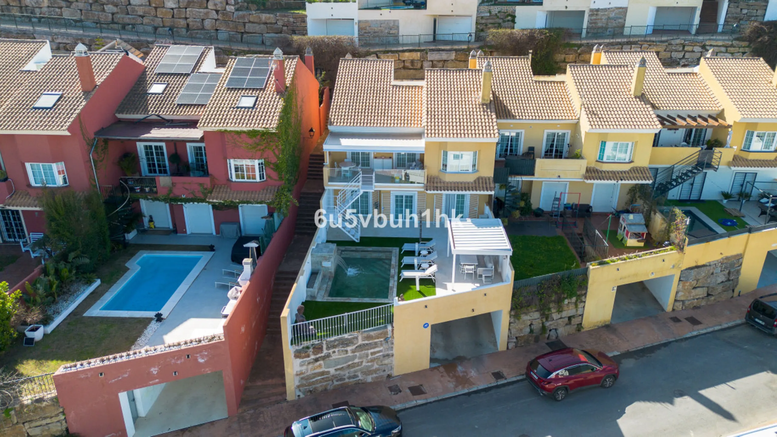 House - Townhouse в продаже в Marbella, Málaga. В доме 4 спален и 2 ванных комнат. Площадь дома 323 м². Площадь участка 282 м²