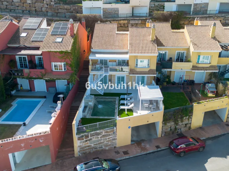 House - Townhouse в продаже в Marbella, Málaga. В доме 4 спален и 2 ванных комнат. Площадь дома 323 м². Площадь участка 282 м²