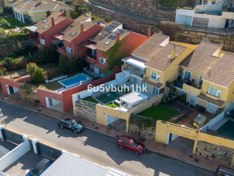 House - Townhouse в продаже в Marbella, Málaga. В доме 4 спален и 2 ванных комнат. Площадь дома 323 м². Площадь участка 282 м²