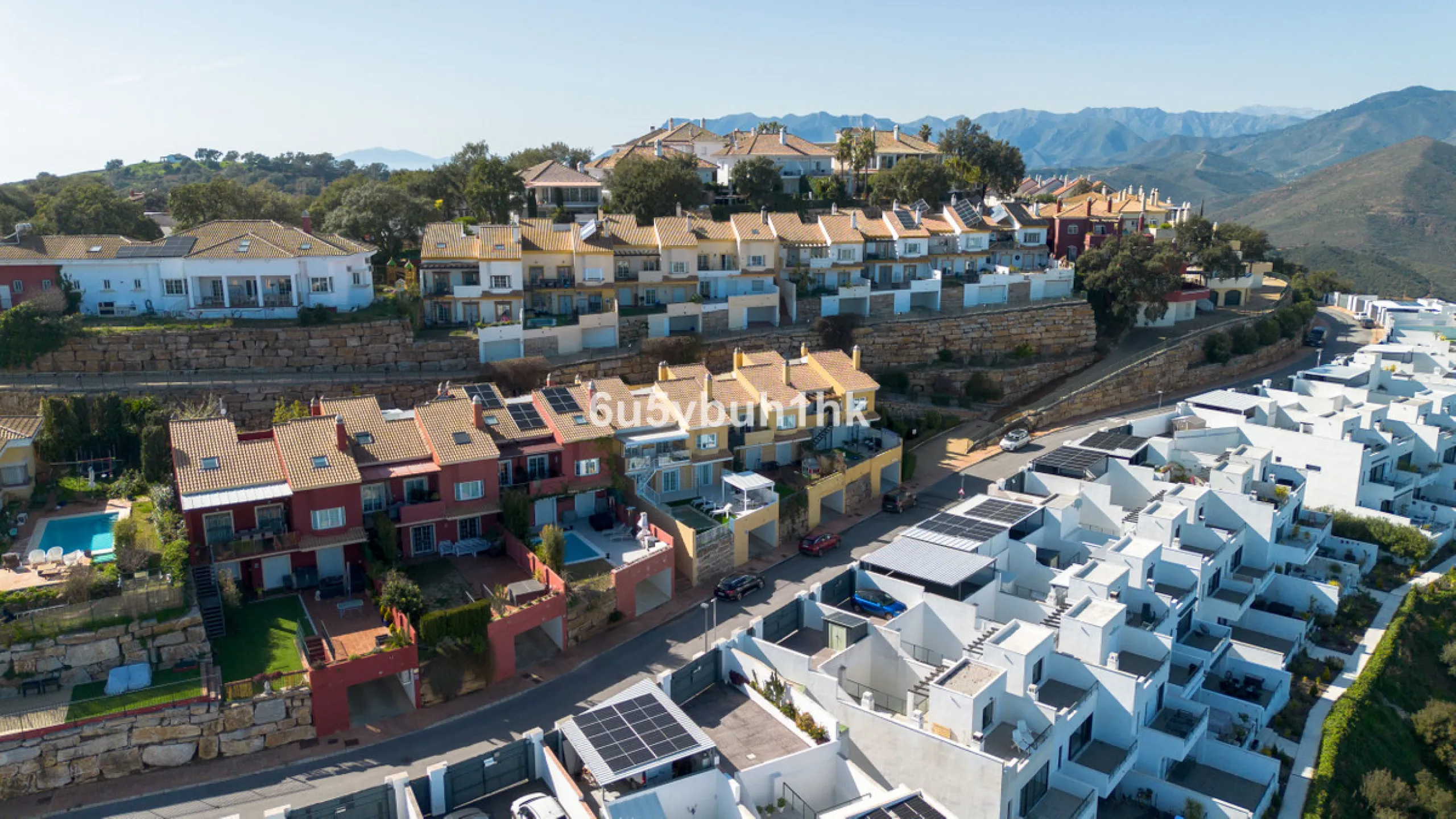 House - Townhouse в продаже в Marbella, Málaga. В доме 4 спален и 2 ванных комнат. Площадь дома 323 м². Площадь участка 282 м²