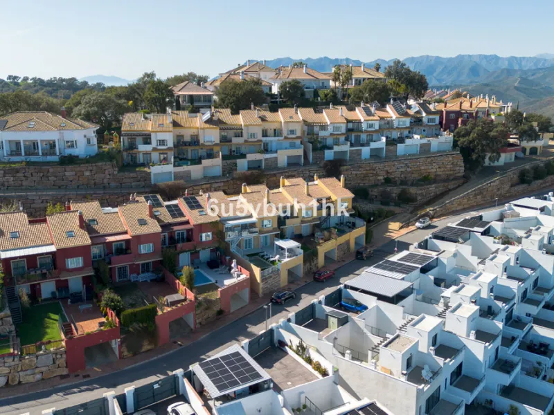 House - Townhouse в продаже в Marbella, Málaga. В доме 4 спален и 2 ванных комнат. Площадь дома 323 м². Площадь участка 282 м²