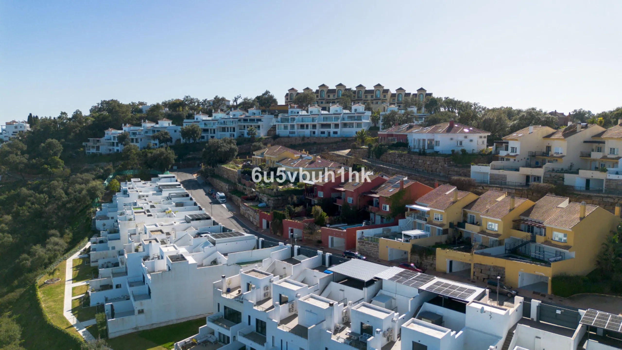 House - Townhouse в продаже в Marbella, Málaga. В доме 4 спален и 2 ванных комнат. Площадь дома 323 м². Площадь участка 282 м²
