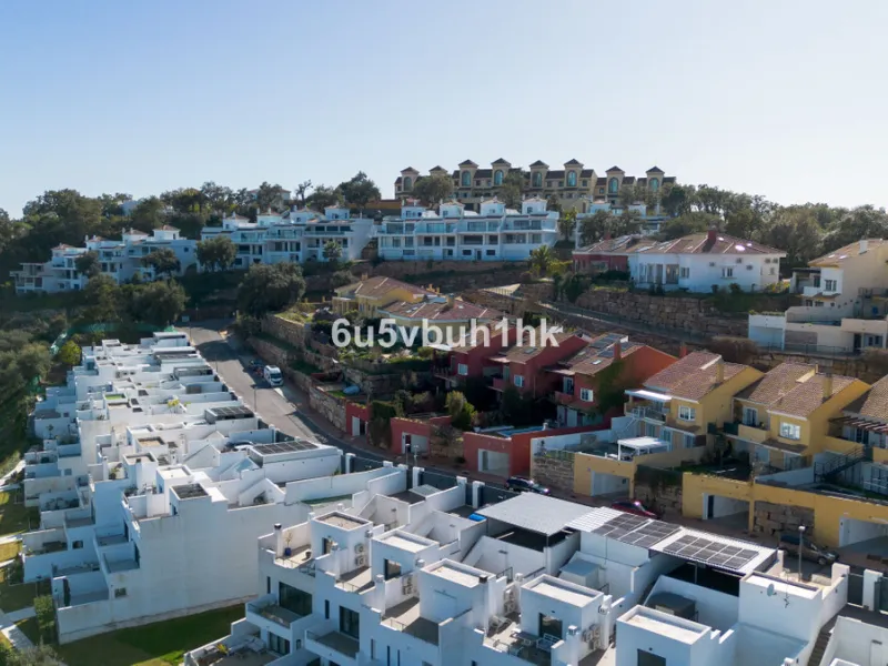 House - Townhouse в продаже в Marbella, Málaga. В доме 4 спален и 2 ванных комнат. Площадь дома 323 м². Площадь участка 282 м²