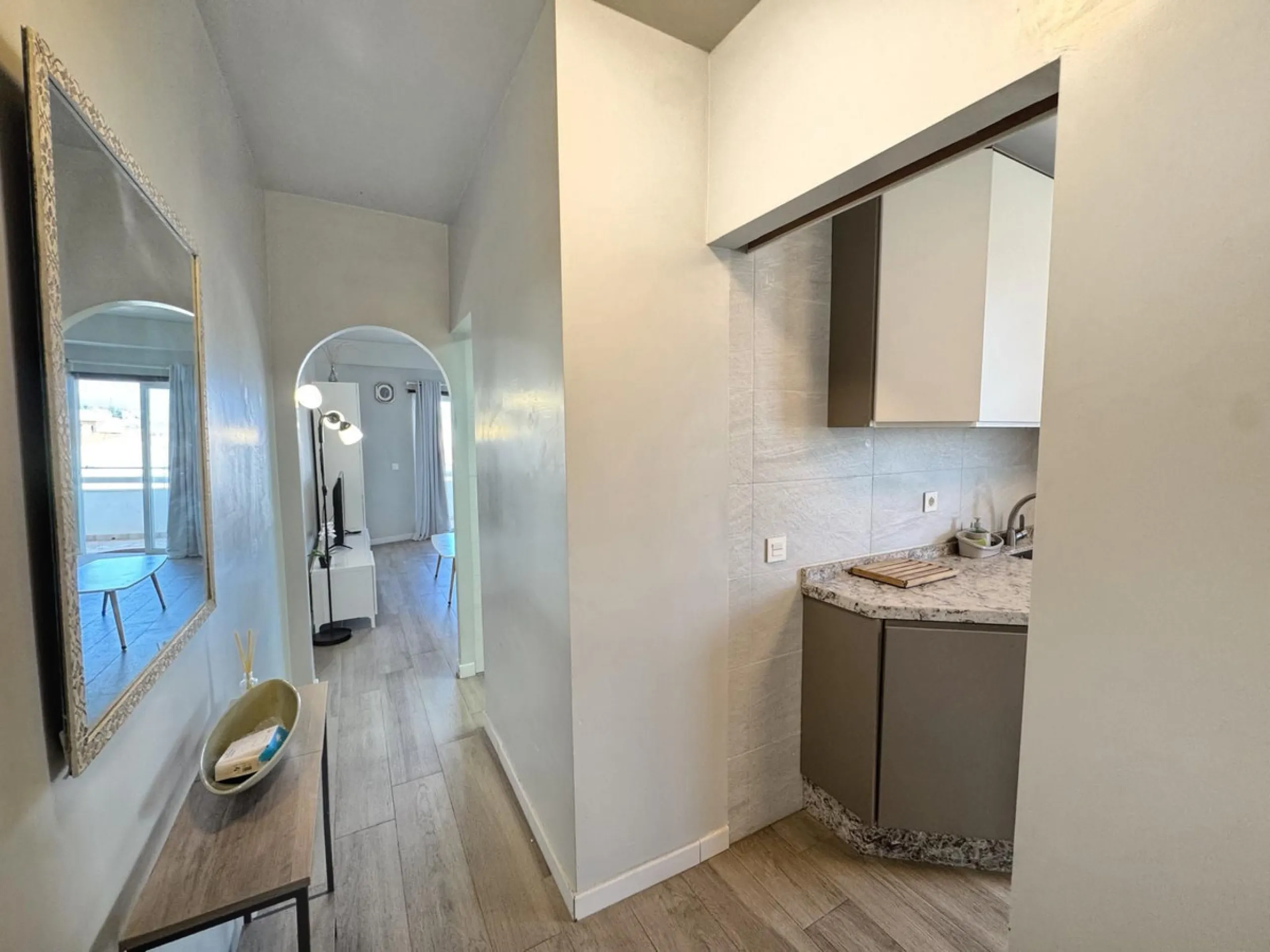 Discover this magnificent apartment in Marbella, located in a privileged area where you will have everything you need within reach: bars, restaurants, leisure areas, shops, and all essential services for a comfortable and dynamic lifestyle. In addition, i