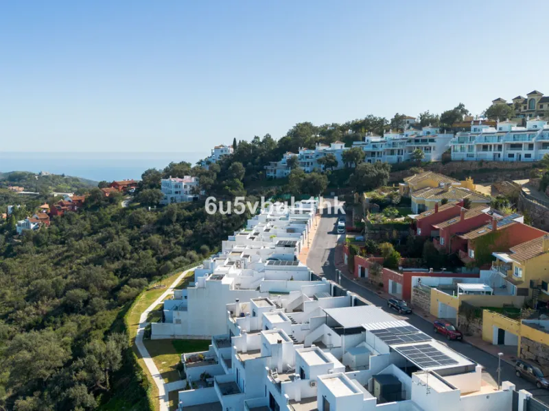 House - Townhouse в продаже в Marbella, Málaga. В доме 4 спален и 2 ванных комнат. Площадь дома 323 м². Площадь участка 282 м²