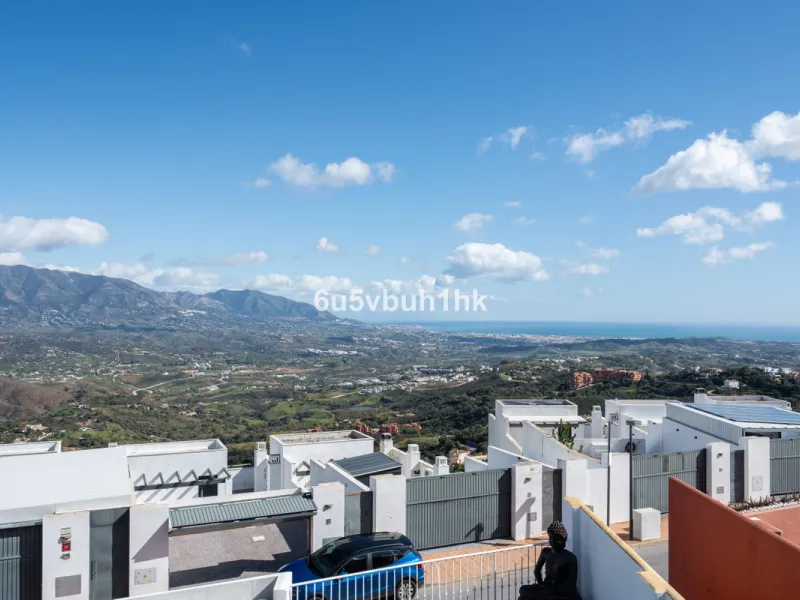 House - Townhouse в продаже в Marbella, Málaga. В доме 4 спален и 2 ванных комнат. Площадь дома 323 м². Площадь участка 282 м²