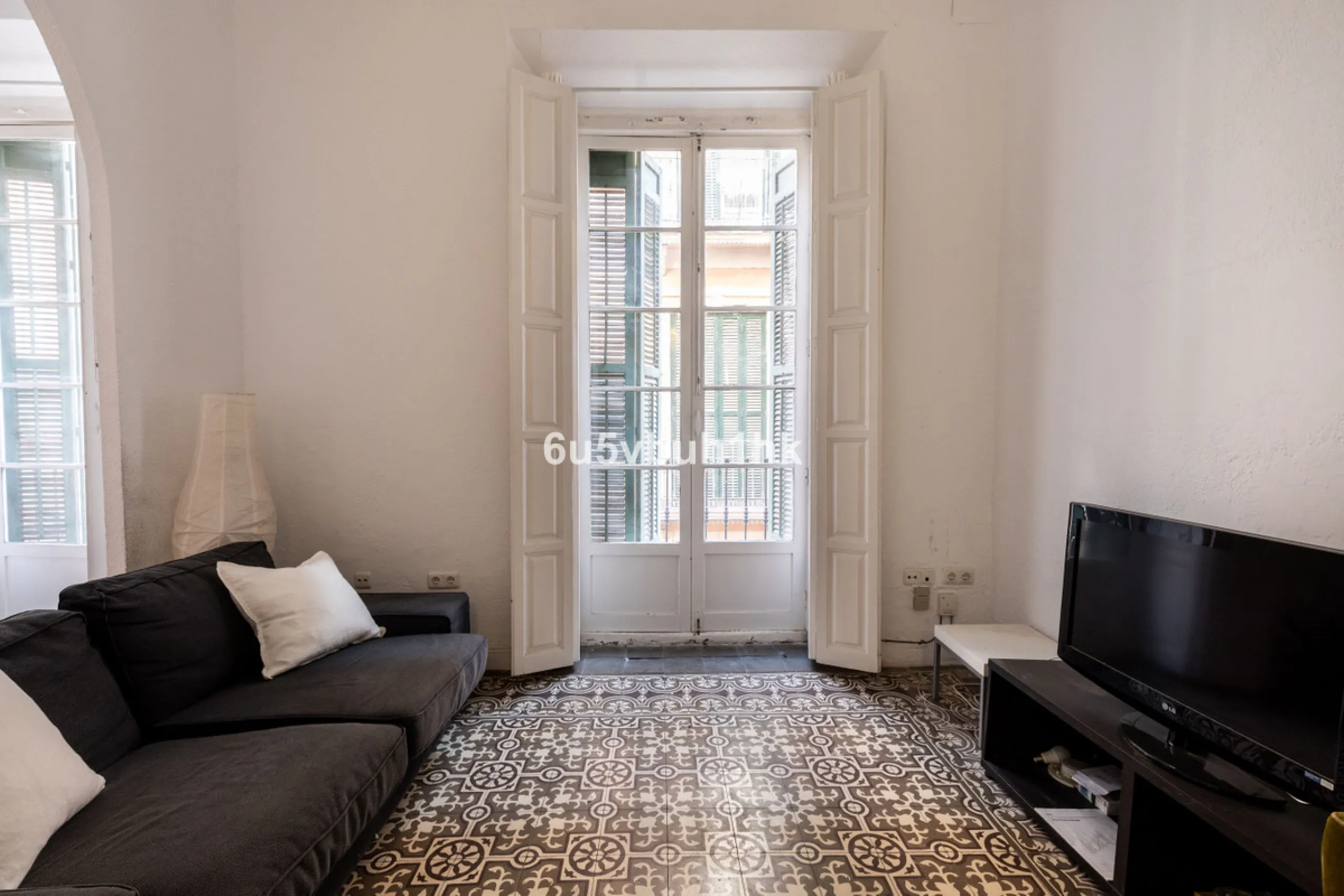 Located on Calle Císter, one of Málaga's most prestigious and sought-after streets — directly beside the iconic Cathedral — this spacious apartment offers a rare opportunity to acquire a property of character in the very heart of the historic centre.