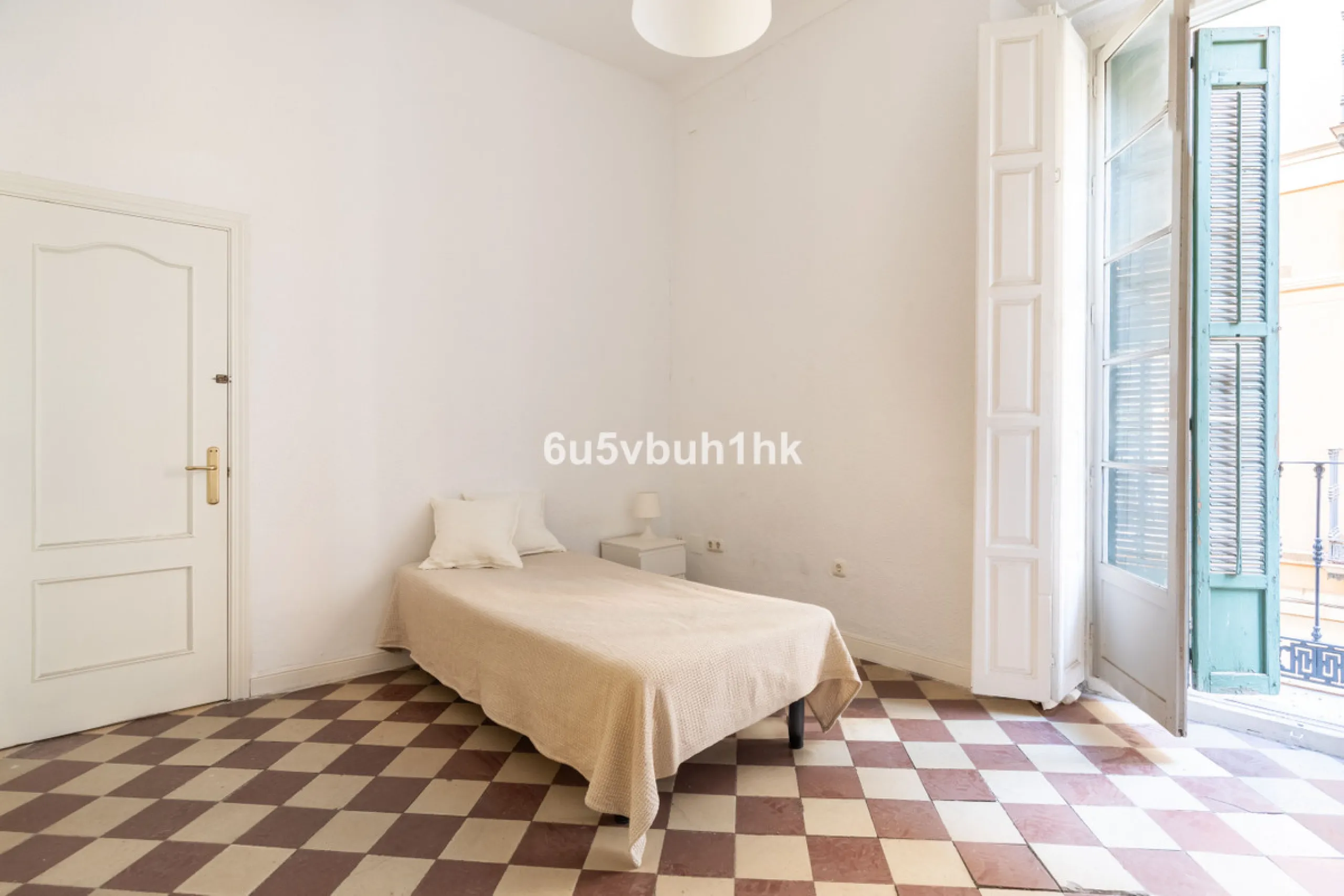 Located on Calle Císter, one of Málaga's most prestigious and sought-after streets — directly beside the iconic Cathedral — this spacious apartment offers a rare opportunity to acquire a property of character in the very heart of the historic centre.