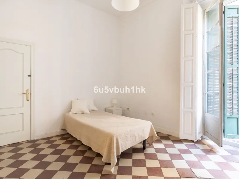 Located on Calle Císter, one of Málaga's most prestigious and sought-after streets — directly beside the iconic Cathedral — this spacious apartment offers a rare opportunity to acquire a property of character in the very heart of the historic centre.