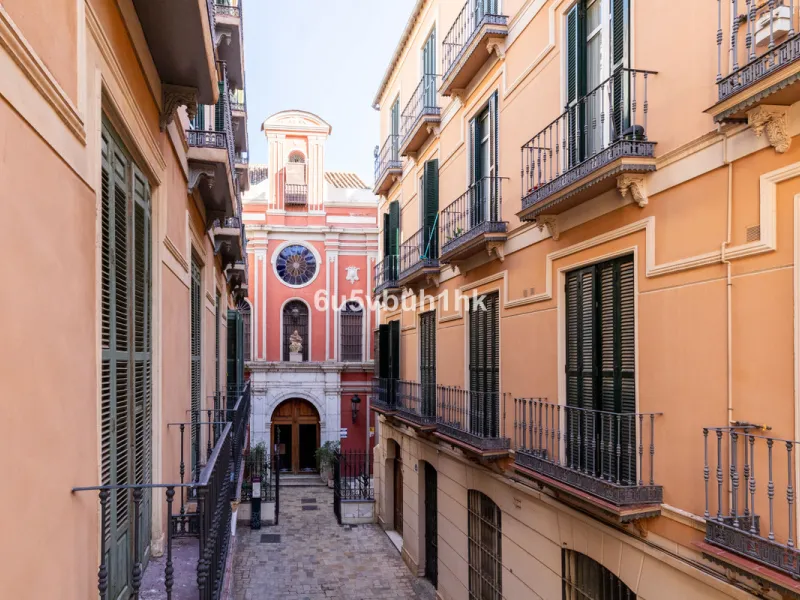 Located on Calle Císter, one of Málaga's most prestigious and sought-after streets — directly beside the iconic Cathedral — this spacious apartment offers a rare opportunity to acquire a property of character in the very heart of the historic centre.