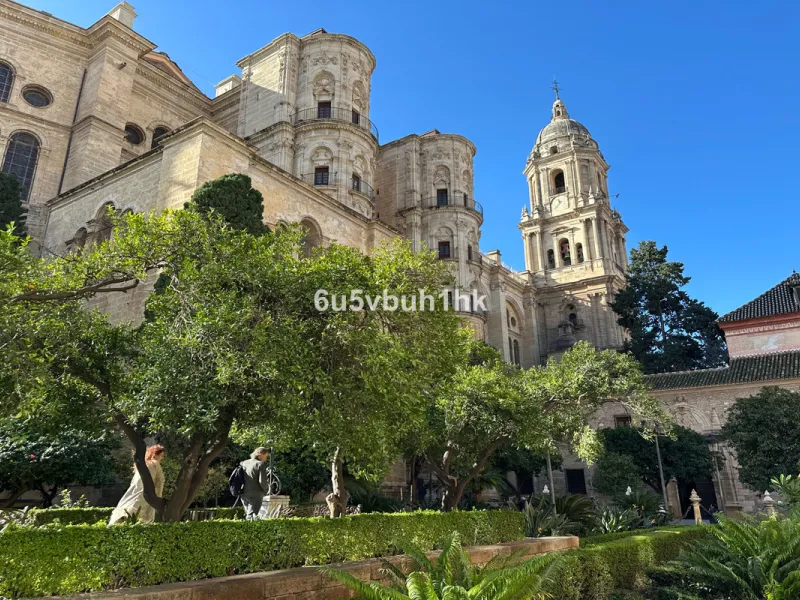 Located on Calle Císter, one of Málaga's most prestigious and sought-after streets — directly beside the iconic Cathedral — this spacious apartment offers a rare opportunity to acquire a property of character in the very heart of the historic centre.