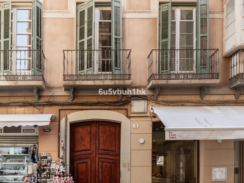 Located on Calle Císter, one of Málaga's most prestigious and sought-after streets — directly beside the iconic Cathedral — this spacious apartment offers a rare opportunity to acquire a property of character in the very heart of the historic centre.