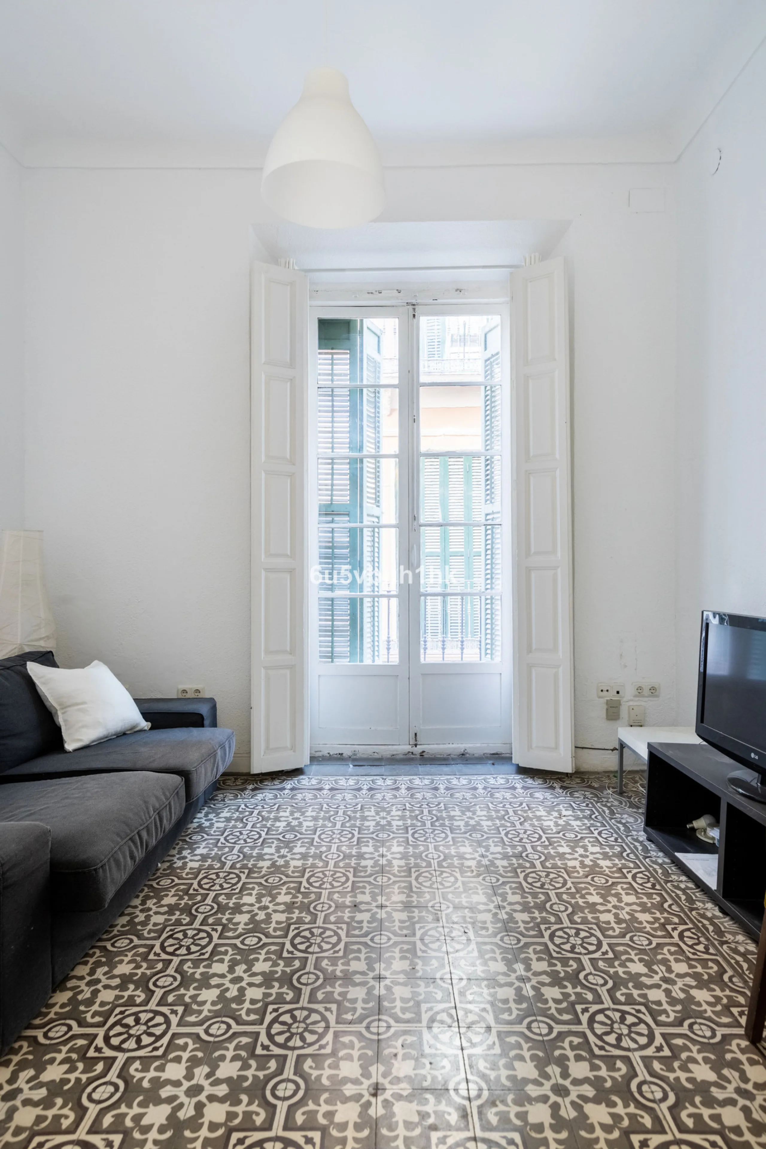 Located on Calle Císter, one of Málaga's most prestigious and sought-after streets — directly beside the iconic Cathedral — this spacious apartment offers a rare opportunity to acquire a property of character in the very heart of the historic centre.