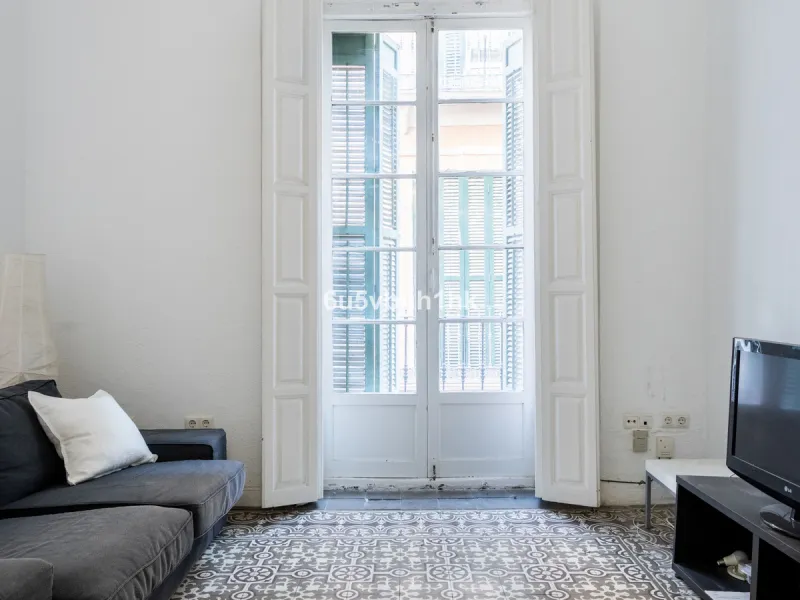 Located on Calle Císter, one of Málaga's most prestigious and sought-after streets — directly beside the iconic Cathedral — this spacious apartment offers a rare opportunity to acquire a property of character in the very heart of the historic centre.