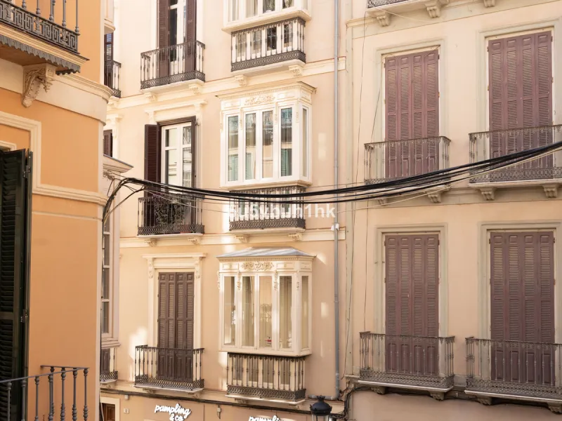 Located on Calle Císter, one of Málaga's most prestigious and sought-after streets — directly beside the iconic Cathedral — this spacious apartment offers a rare opportunity to acquire a property of character in the very heart of the historic centre.