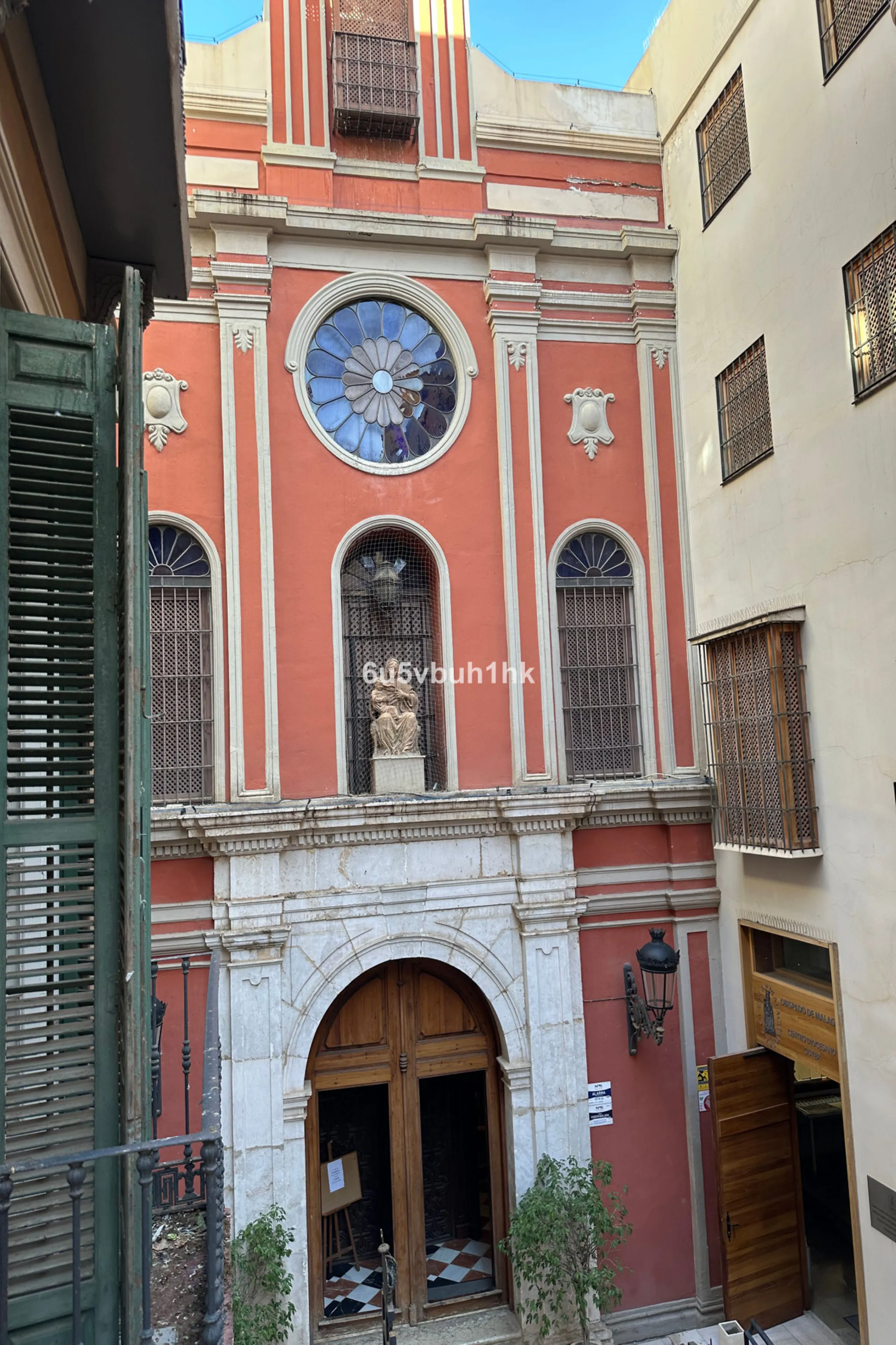 Located on Calle Císter, one of Málaga's most prestigious and sought-after streets — directly beside the iconic Cathedral — this spacious apartment offers a rare opportunity to acquire a property of character in the very heart of the historic centre.