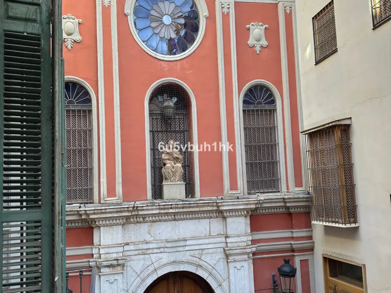 Located on Calle Císter, one of Málaga's most prestigious and sought-after streets — directly beside the iconic Cathedral — this spacious apartment offers a rare opportunity to acquire a property of character in the very heart of the historic centre.