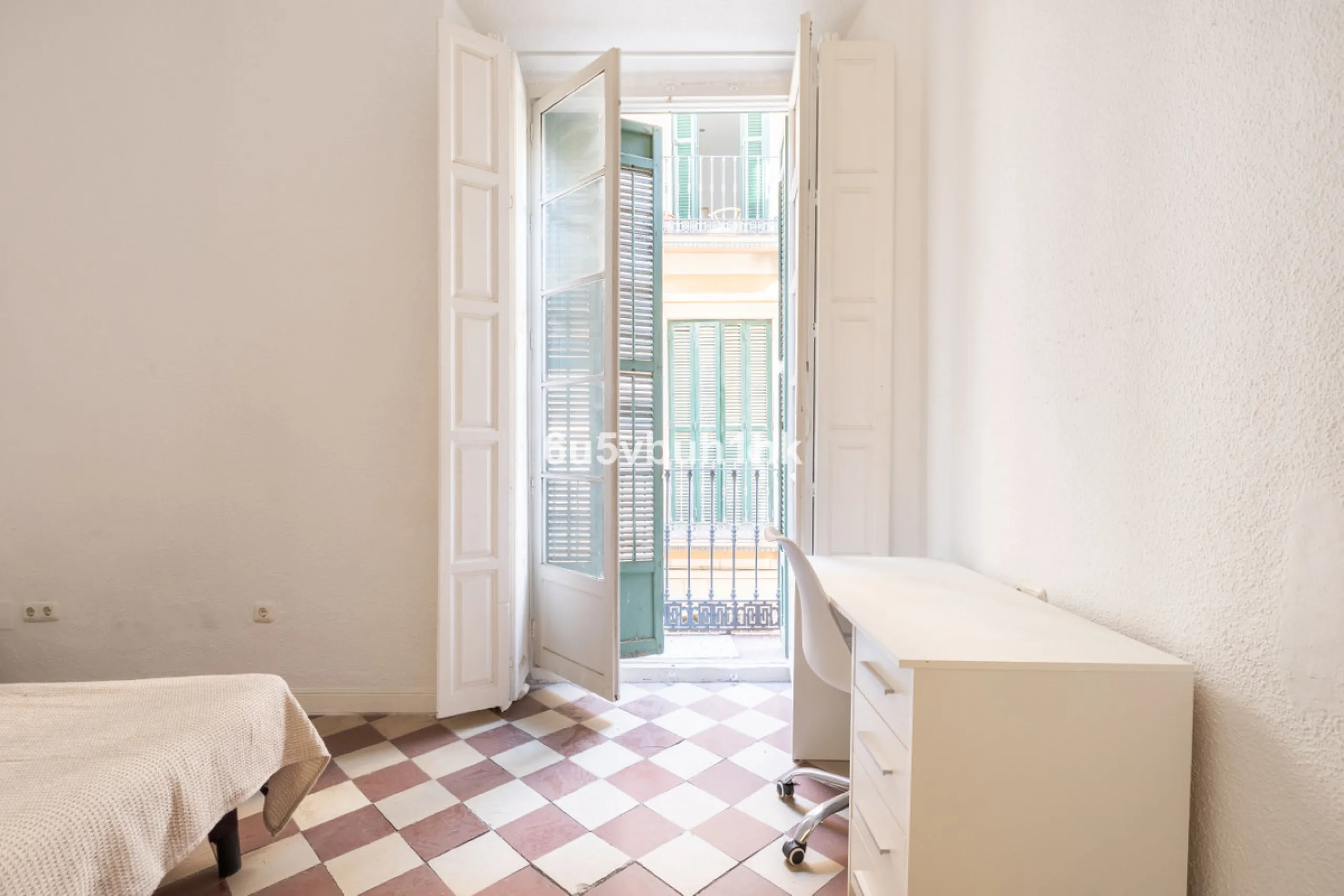 Located on Calle Císter, one of Málaga's most prestigious and sought-after streets — directly beside the iconic Cathedral — this spacious apartment offers a rare opportunity to acquire a property of character in the very heart of the historic centre.