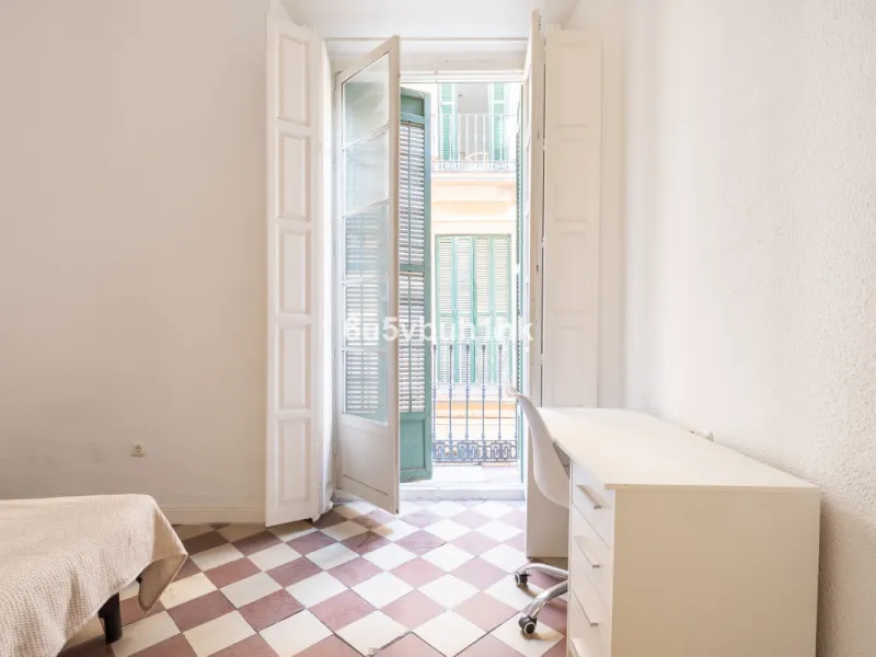 Located on Calle Císter, one of Málaga's most prestigious and sought-after streets — directly beside the iconic Cathedral — this spacious apartment offers a rare opportunity to acquire a property of character in the very heart of the historic centre.