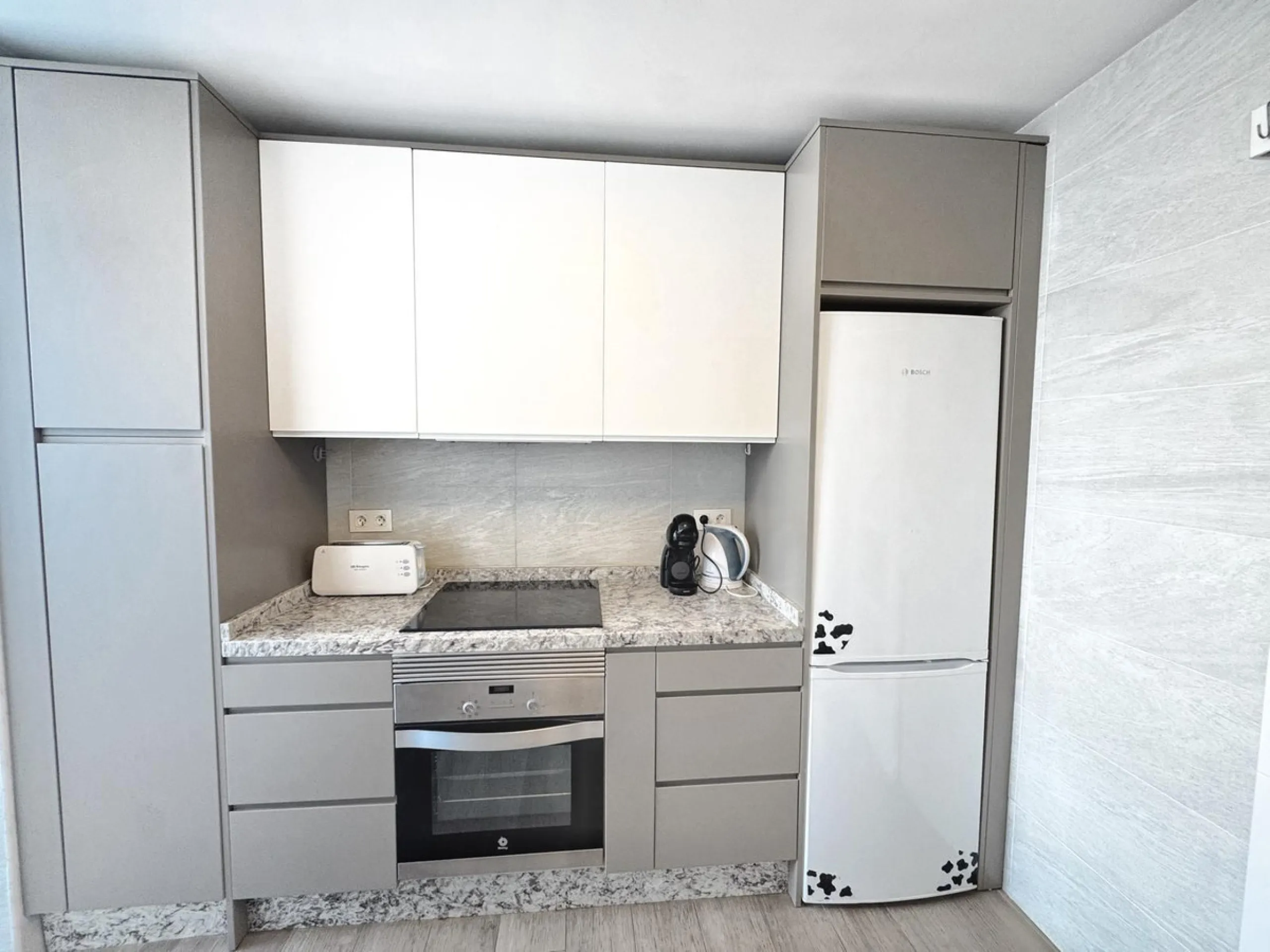 Discover this magnificent apartment in Marbella, located in a privileged area where you will have everything you need within reach: bars, restaurants, leisure areas, shops, and all essential services for a comfortable and dynamic lifestyle. In addition, i