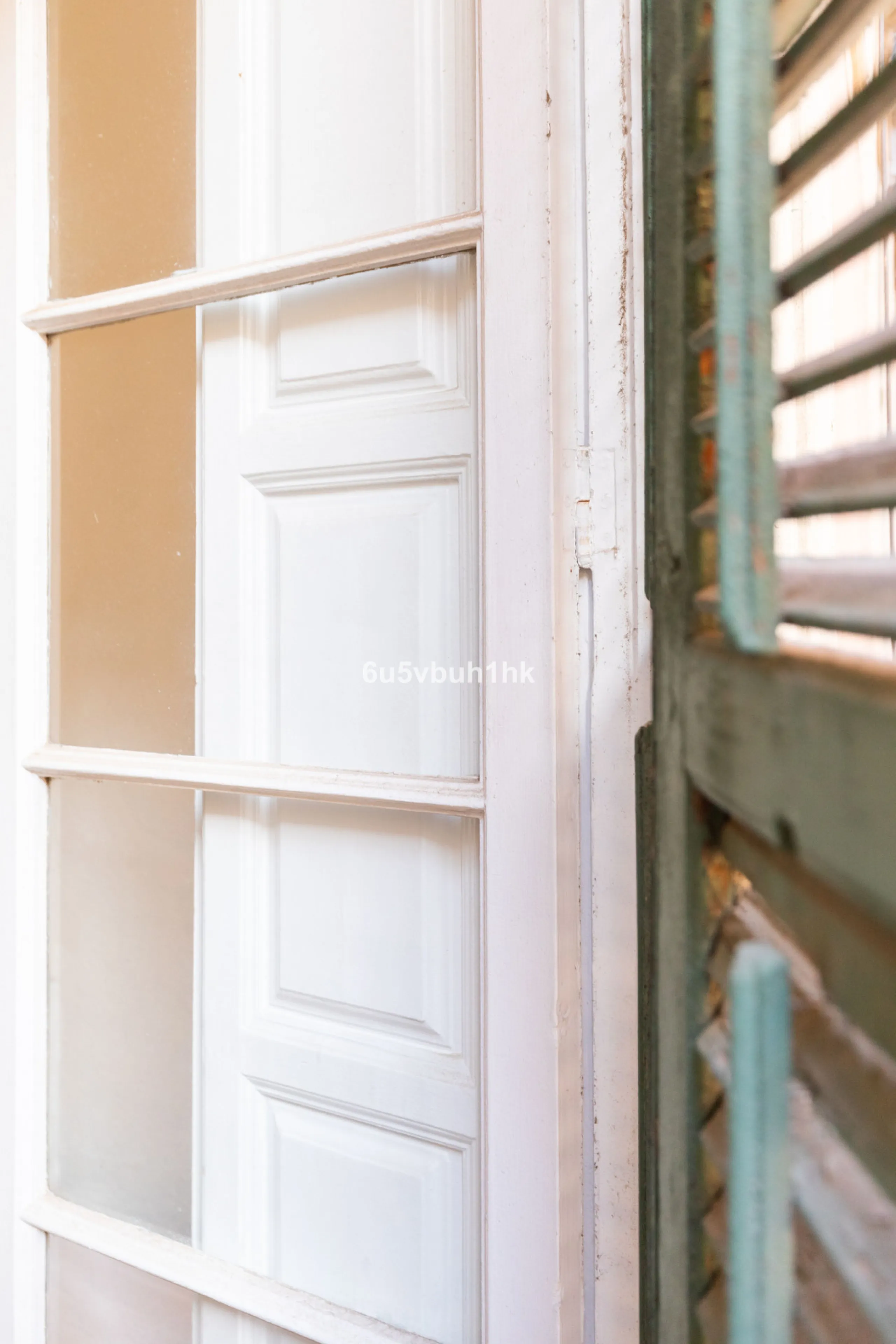 Located on Calle Císter, one of Málaga's most prestigious and sought-after streets — directly beside the iconic Cathedral — this spacious apartment offers a rare opportunity to acquire a property of character in the very heart of the historic centre.