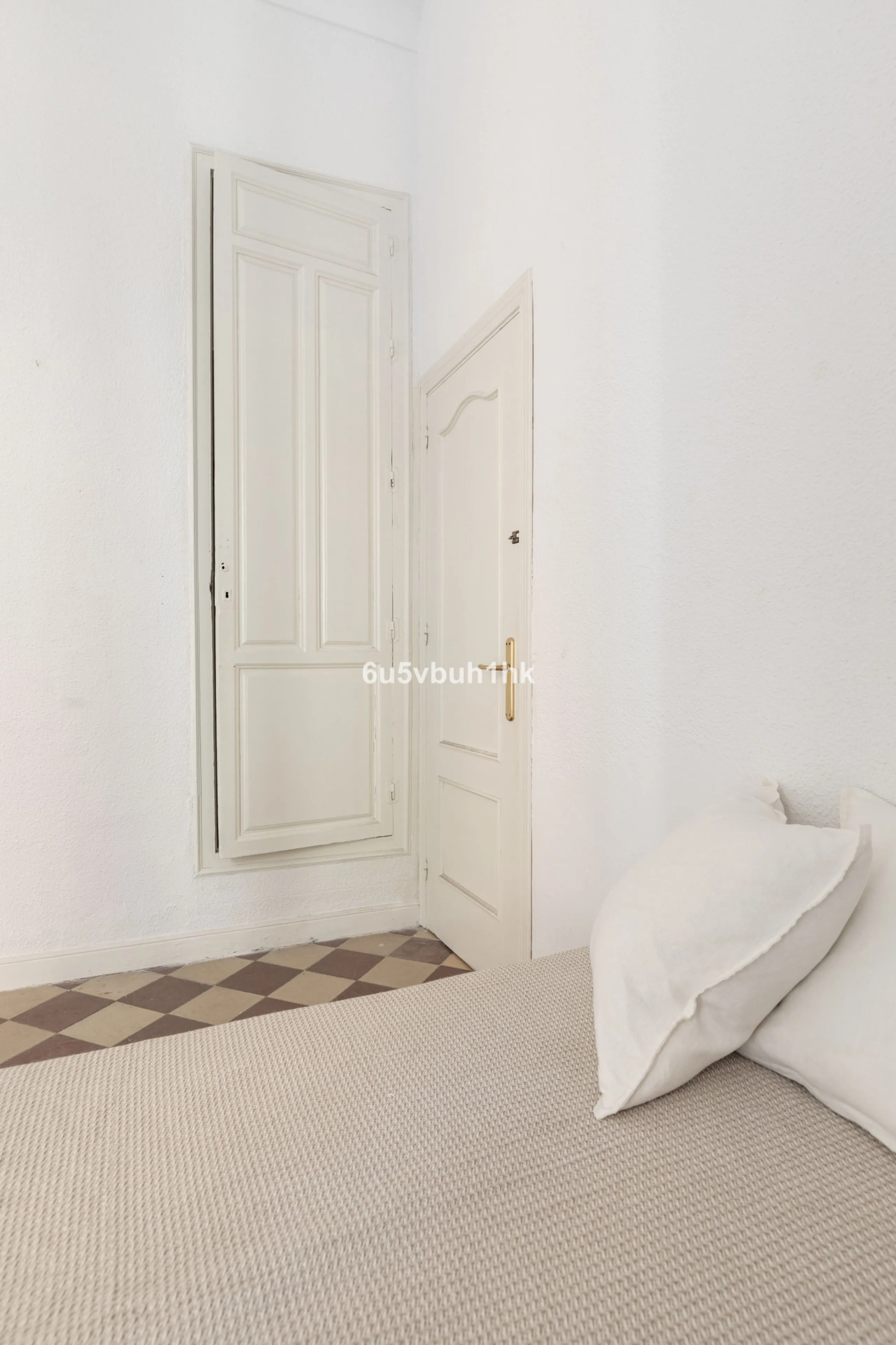 Located on Calle Císter, one of Málaga's most prestigious and sought-after streets — directly beside the iconic Cathedral — this spacious apartment offers a rare opportunity to acquire a property of character in the very heart of the historic centre.