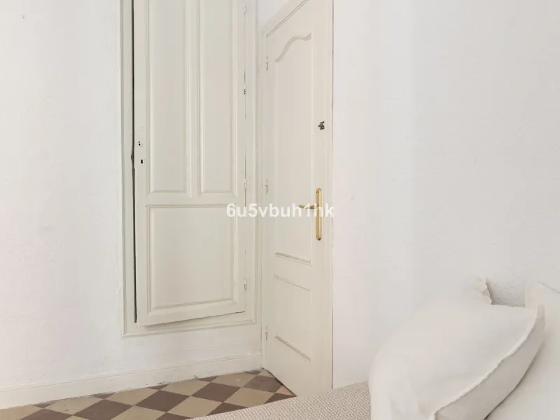 Located on Calle Císter, one of Málaga's most prestigious and sought-after streets — directly beside the iconic Cathedral — this spacious apartment offers a rare opportunity to acquire a property of character in the very heart of the historic centre.
