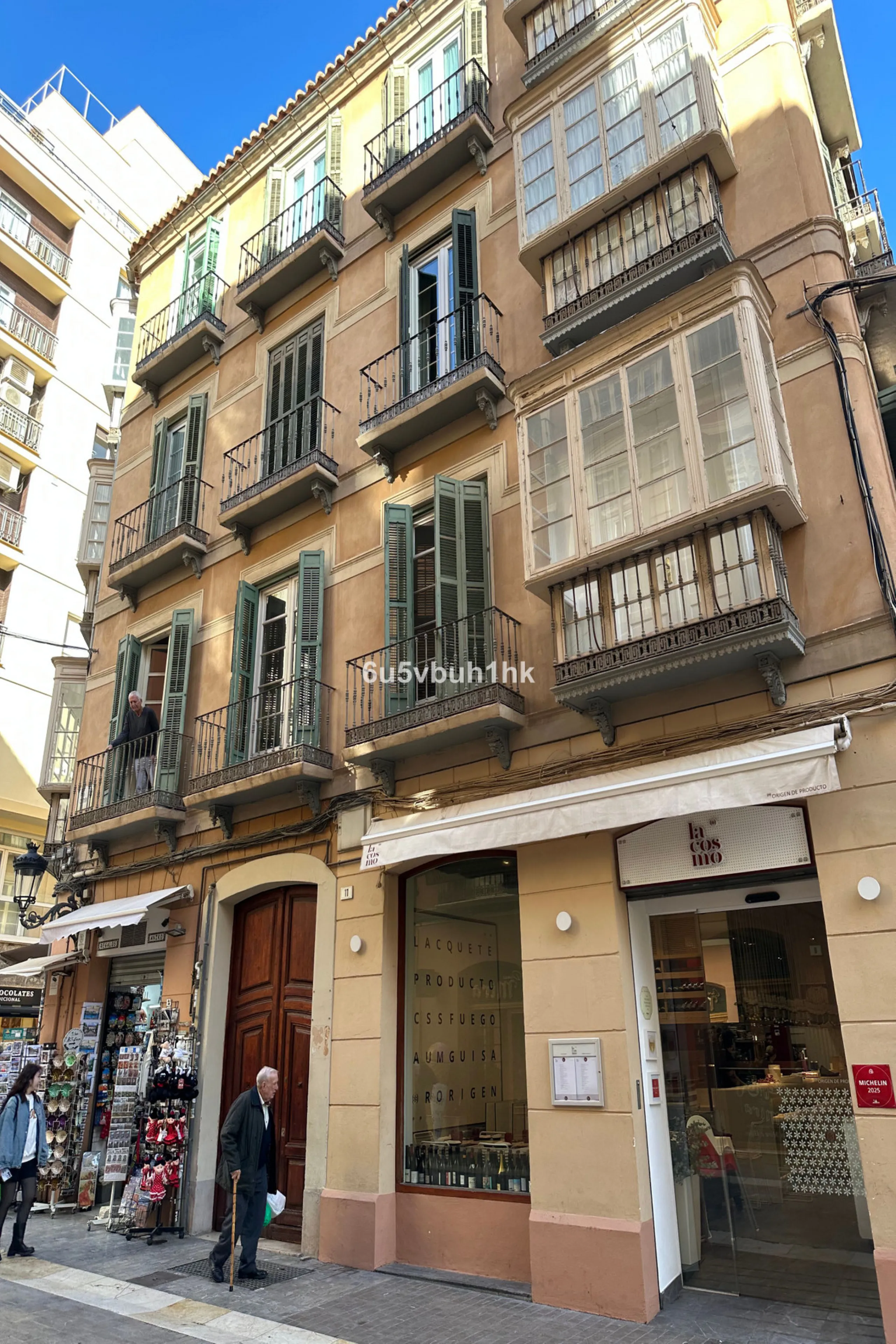 Located on Calle Císter, one of Málaga's most prestigious and sought-after streets — directly beside the iconic Cathedral — this spacious apartment offers a rare opportunity to acquire a property of character in the very heart of the historic centre.