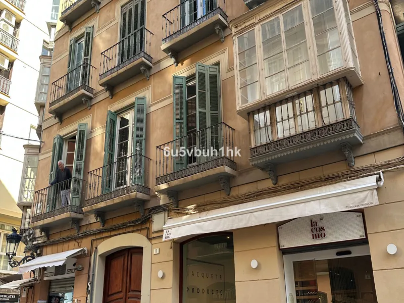 Located on Calle Císter, one of Málaga's most prestigious and sought-after streets — directly beside the iconic Cathedral — this spacious apartment offers a rare opportunity to acquire a property of character in the very heart of the historic centre.
