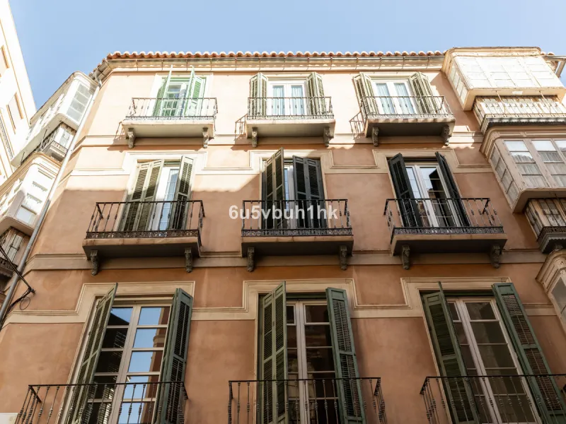 Located on Calle Císter, one of Málaga's most prestigious and sought-after streets — directly beside the iconic Cathedral — this spacious apartment offers a rare opportunity to acquire a property of character in the very heart of the historic centre.