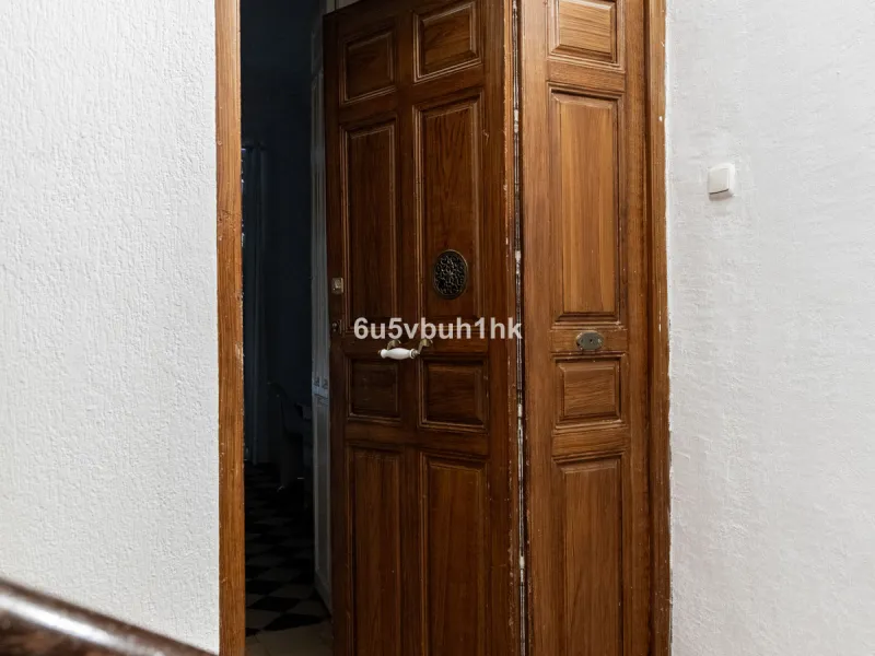 Located on Calle Císter, one of Málaga's most prestigious and sought-after streets — directly beside the iconic Cathedral — this spacious apartment offers a rare opportunity to acquire a property of character in the very heart of the historic centre.