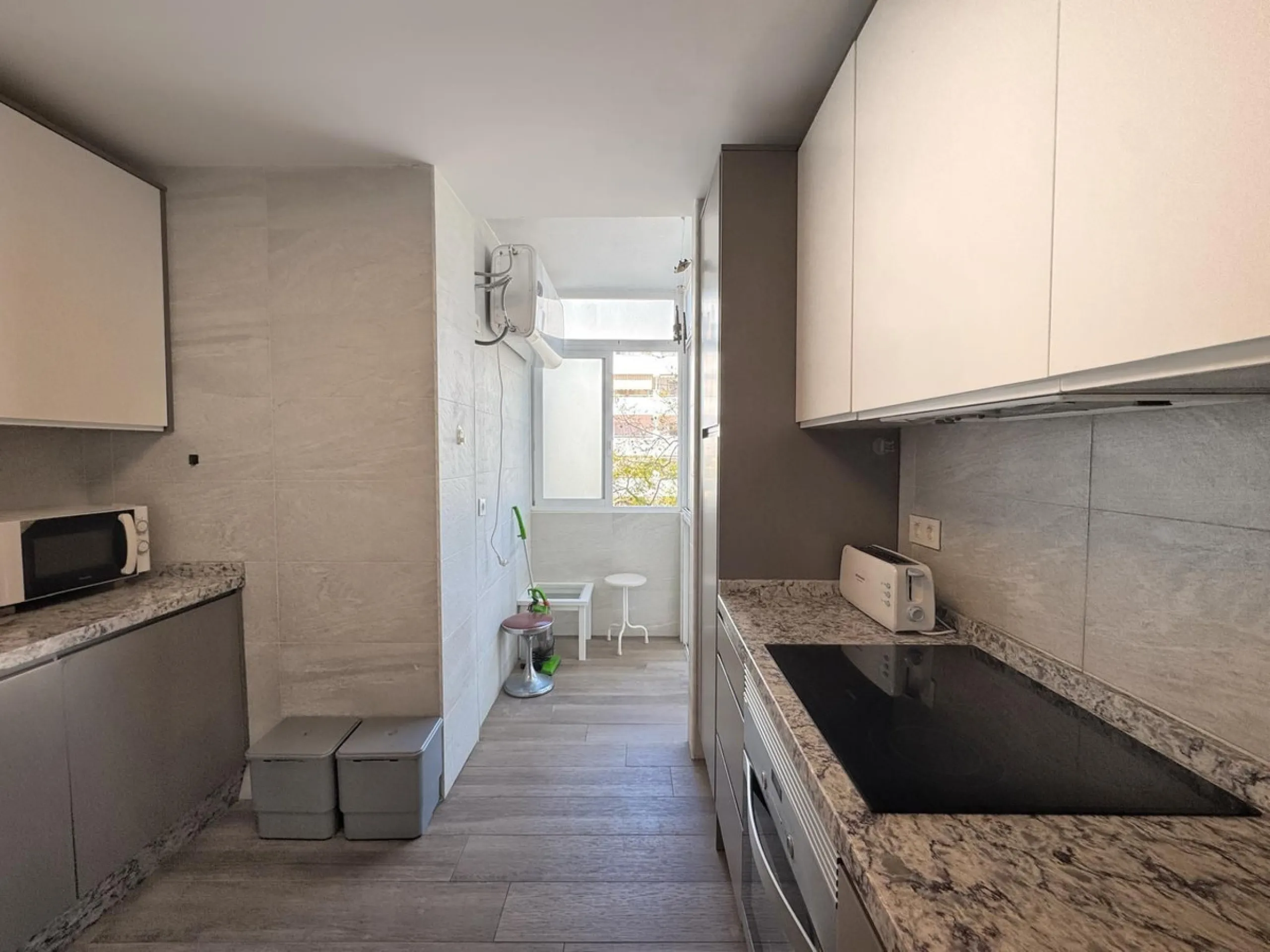 Discover this magnificent apartment in Marbella, located in a privileged area where you will have everything you need within reach: bars, restaurants, leisure areas, shops, and all essential services for a comfortable and dynamic lifestyle. In addition, i
