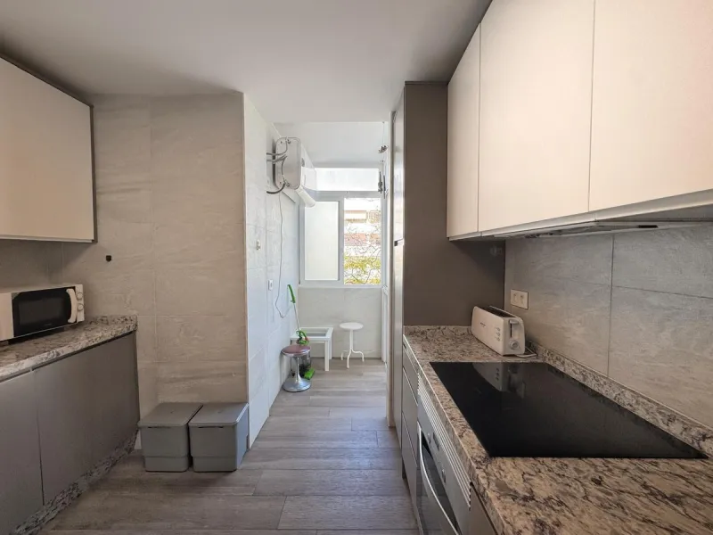 Discover this magnificent apartment in Marbella, located in a privileged area where you will have everything you need within reach: bars, restaurants, leisure areas, shops, and all essential services for a comfortable and dynamic lifestyle. In addition, i