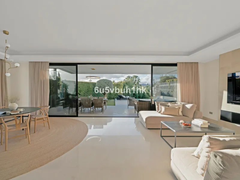 House - Detached Villa в продаже в Marbella, Málaga. В доме 6 спален и 6 ванных комнат. Площадь дома 476 м². Площадь участка 618 м²