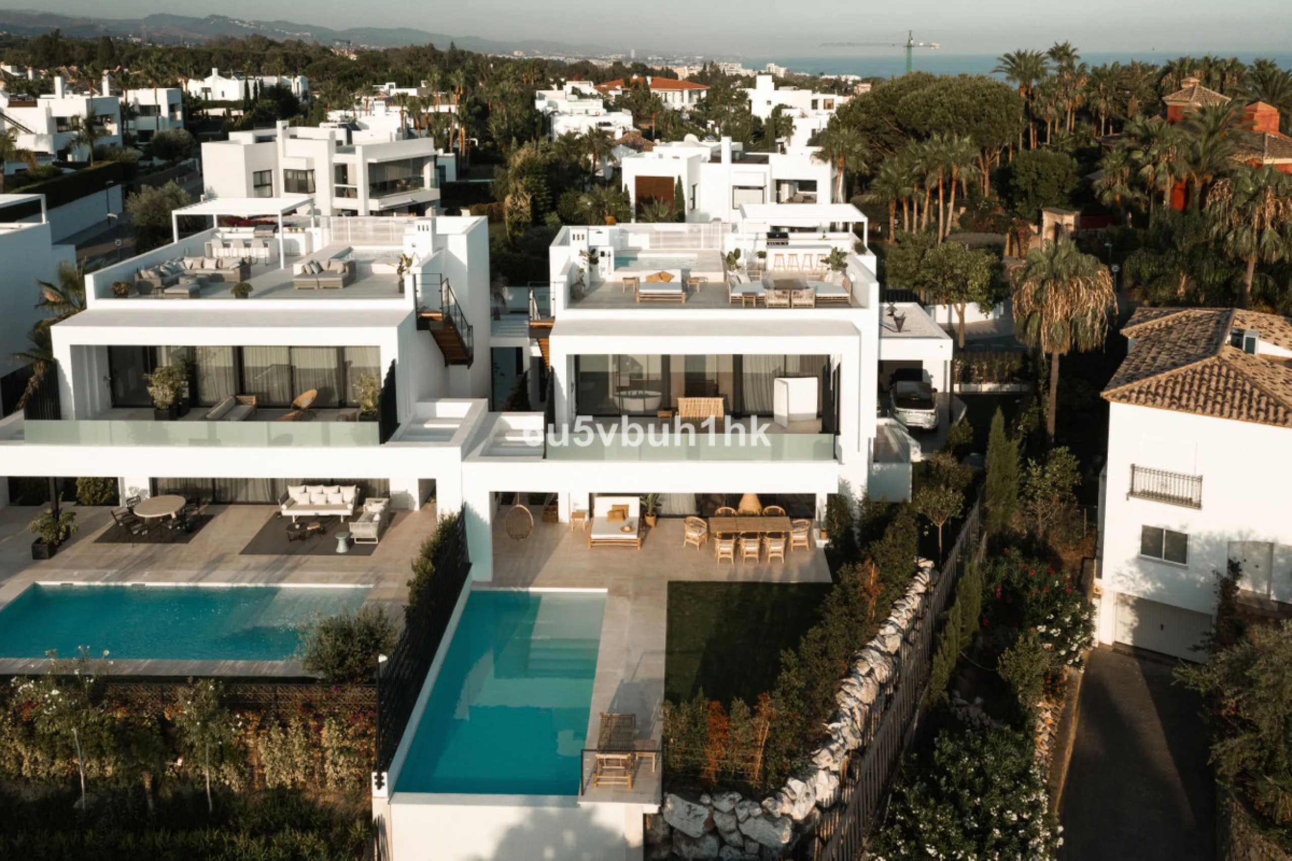 House - Detached Villa в продаже в Marbella, Málaga. В доме 6 спален и 6 ванных комнат. Площадь дома 476 м². Площадь участка 618 м²