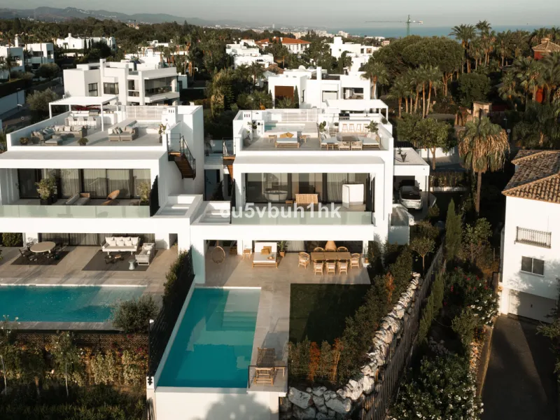 House - Detached Villa в продаже в Marbella, Málaga. В доме 6 спален и 6 ванных комнат. Площадь дома 476 м². Площадь участка 618 м²