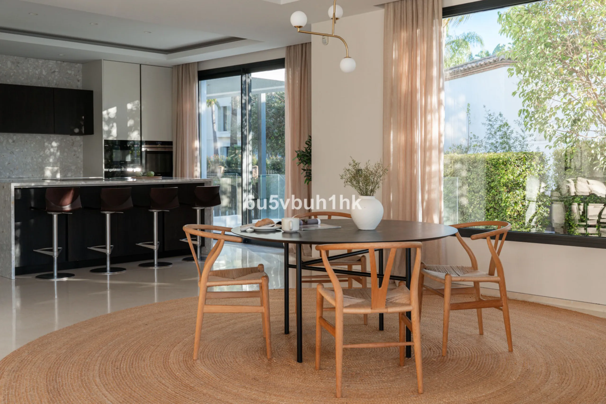 House - Detached Villa в продаже в Marbella, Málaga. В доме 6 спален и 6 ванных комнат. Площадь дома 476 м². Площадь участка 618 м²