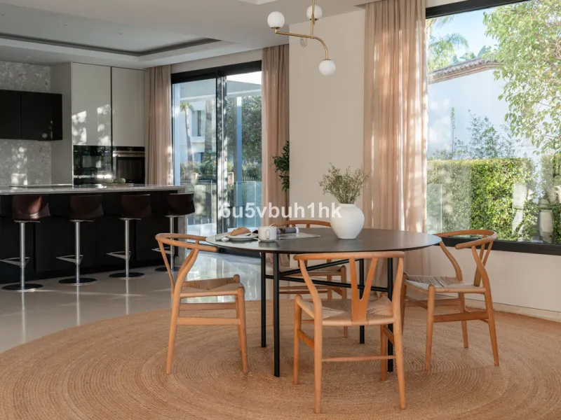 House - Detached Villa в продаже в Marbella, Málaga. В доме 6 спален и 6 ванных комнат. Площадь дома 476 м². Площадь участка 618 м²