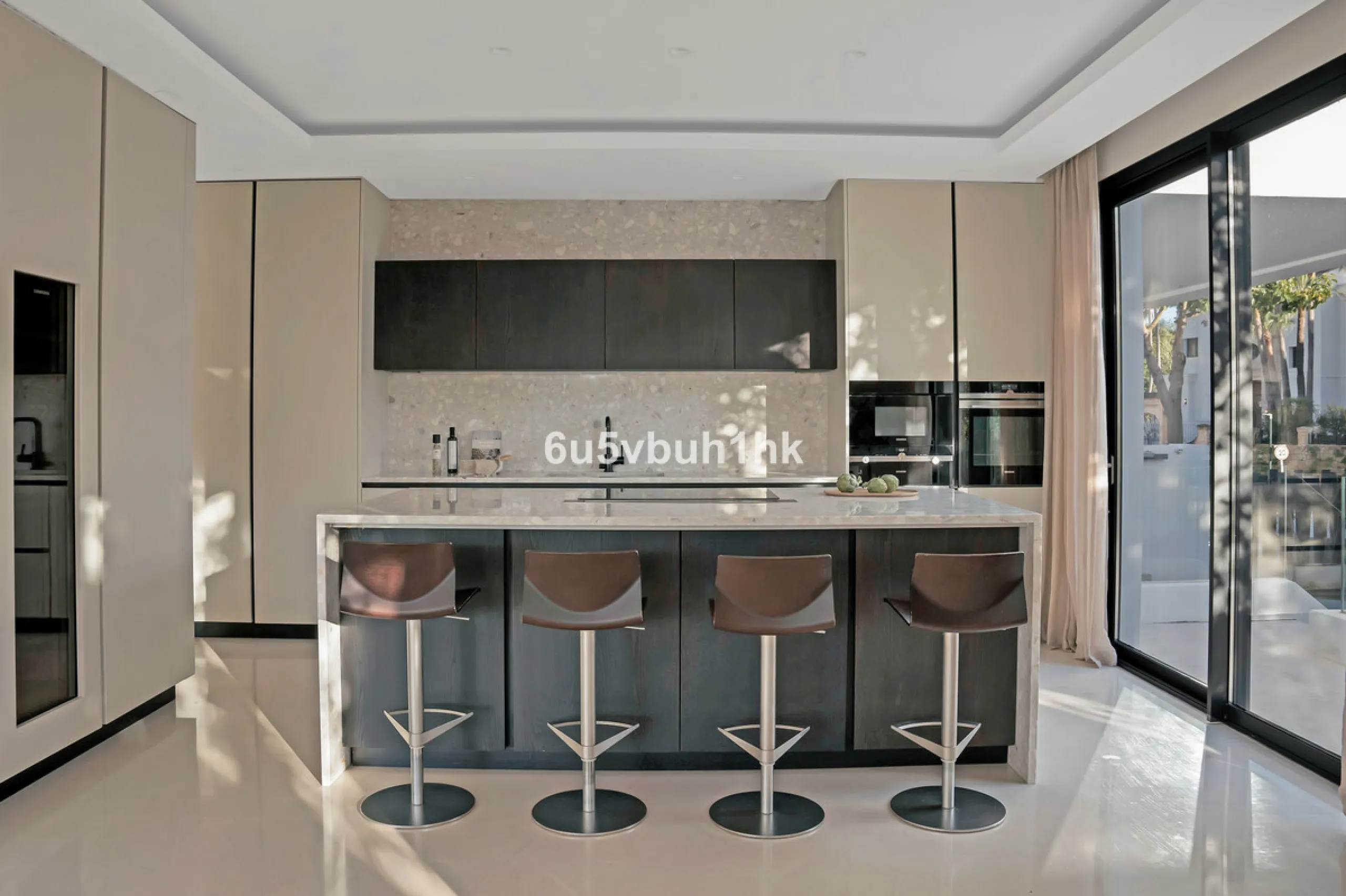 House - Detached Villa в продаже в Marbella, Málaga. В доме 6 спален и 6 ванных комнат. Площадь дома 476 м². Площадь участка 618 м²
