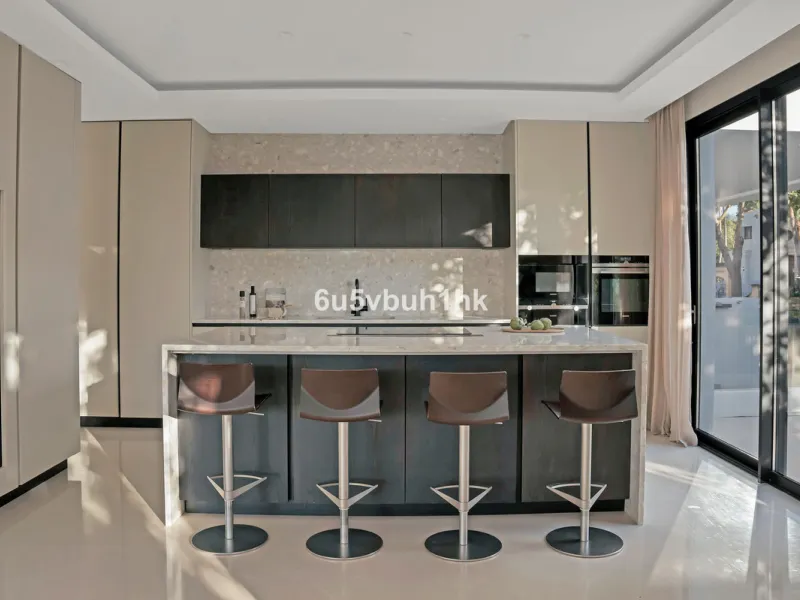 House - Detached Villa в продаже в Marbella, Málaga. В доме 6 спален и 6 ванных комнат. Площадь дома 476 м². Площадь участка 618 м²