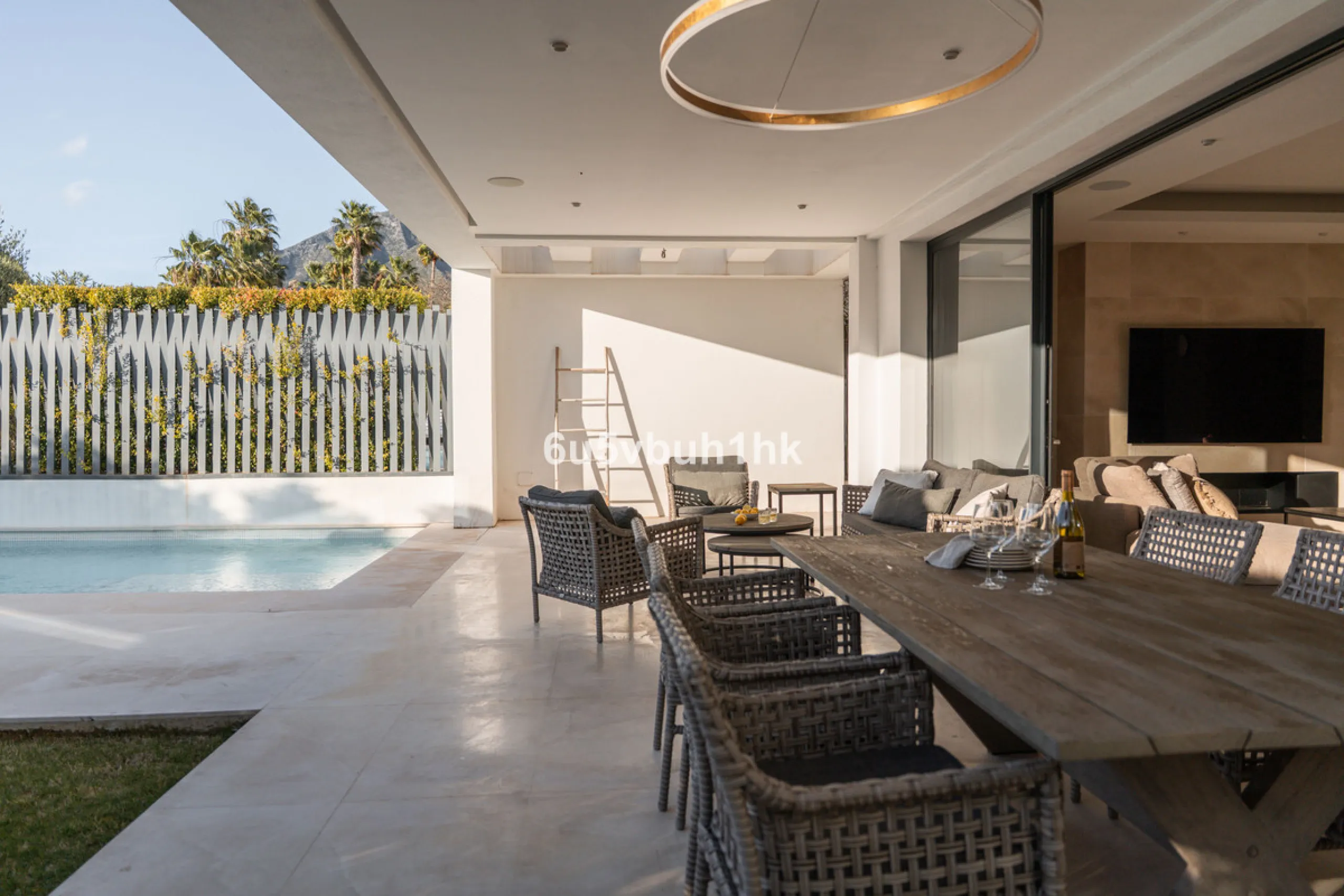 House - Detached Villa в продаже в Marbella, Málaga. В доме 6 спален и 6 ванных комнат. Площадь дома 476 м². Площадь участка 618 м²