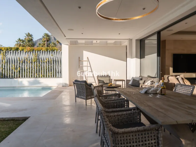 House - Detached Villa в продаже в Marbella, Málaga. В доме 6 спален и 6 ванных комнат. Площадь дома 476 м². Площадь участка 618 м²